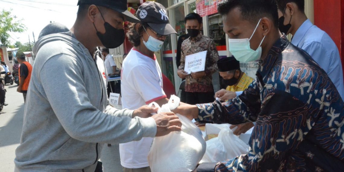 Kegiatan rutin tahunan pembagian paket sembako kepada warga kurang mampu sekitar pondok. Foto: LINES.