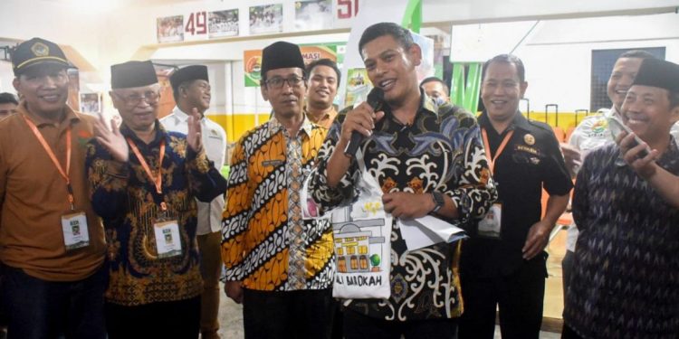 Wali Kota Kediri Abdullah Abu Bakar hadir pada acara Bazaar Remaja Ponpes Wali Barokah pada Kamis (24/11) kemarin. Foto: LINES.