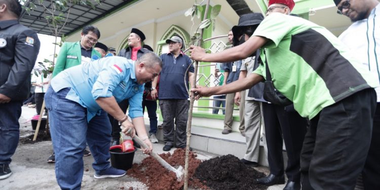 DPW LDII DKI Jakarta bersama Forum Lintas Ormas (FLO) DKI Jakarta melaksanakan program bakti sosial "Jumat Berkah". Foto: LINES.