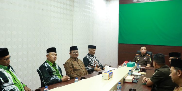 DPD LDII Blitar beraudiensi dengan Kepala Kejaksaan Negeri Blitar, Erry Pudyanto Marwantono, untuk membahas Jaksa Masuk Pesantren, Rabu (28/12). Foto: LINES.