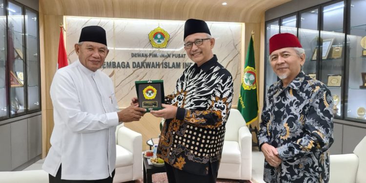 Ketua MUI Maluku KH Abdullah Latuapo silaturrahim ke Kantor DPP LDII bertemu dengan Ketua Umum DPP LDII KH Chriswanto Santoso dan Ketua Bidang Pendidikan Agama dan Dakwah KH Aceng Karimullah. Foto: LINES.