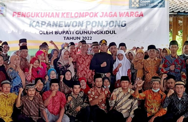 Bupati Gunungkidul H. Sunaryanta mengukuhkan “Jaga Warga” bagi Kalurahan Ponjong, Genjahan, dan Kentheng. Foto: LINES.