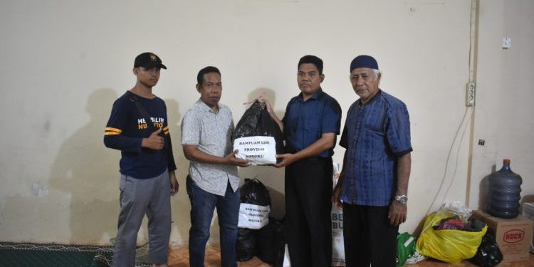 DPW LDII Maluku membantu para korban kebakaran Pasar Mardika, Ambon, Maluku, pada Minggu (18/12). Foto: LINES.