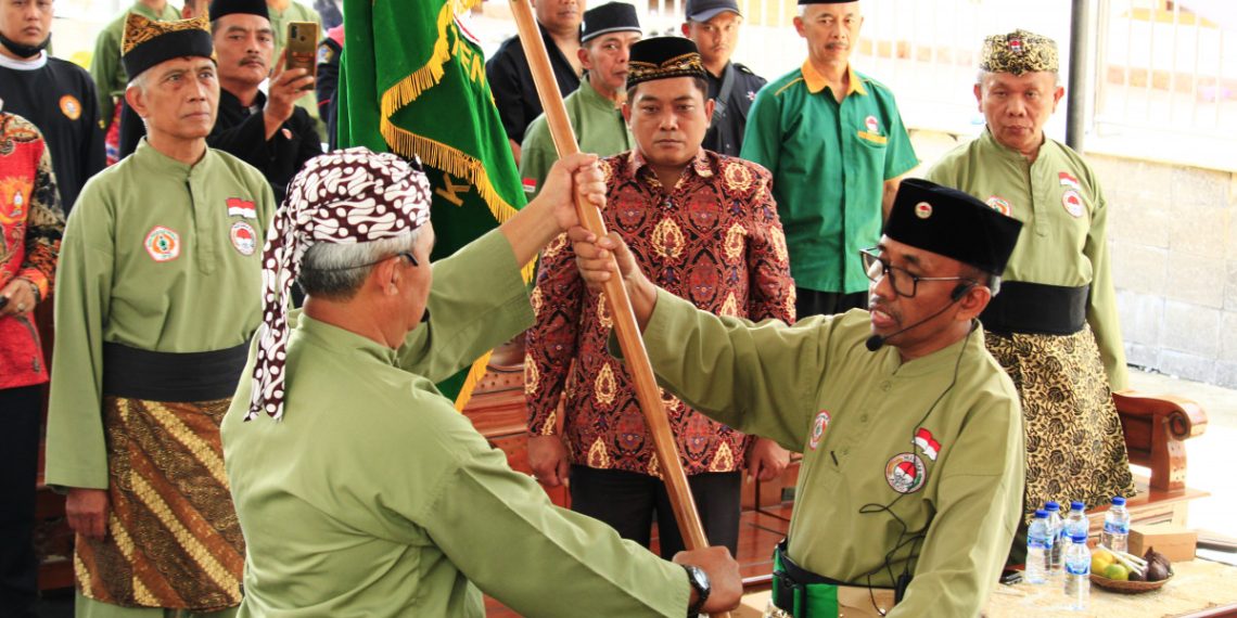 Ketua DPD LDII Kabupaten Blitar Sugiyono Abdullah mengucapkan selamat atas pengukuhan Suharyadi sebagai Ketua Persinas ASAD Kabupaten Blitar. Foto: LINES.