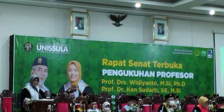 Warga LDII Semarang dikukuhkan sebagai Guru Besar Ekonomi UNISSULA, Prof. Ken Sudarti. Foto: LINES.