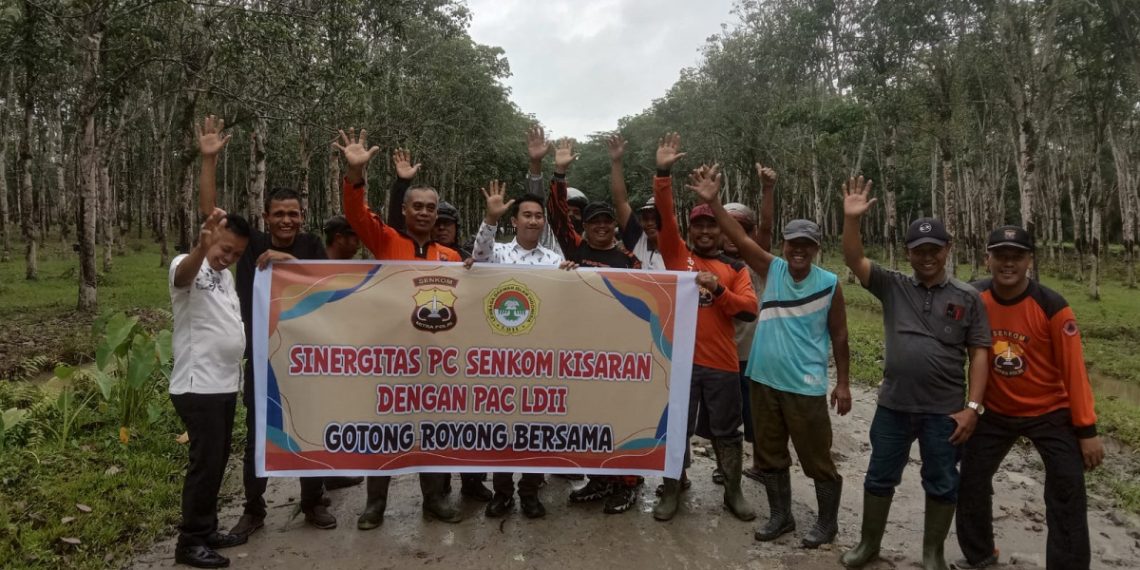 LDII Asahan menggandeng Pemuda Pancasila untuk perbaikan jalan warga. Foto: LINES.