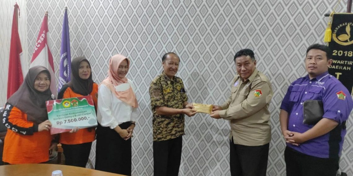 Satuan Komunitas Sekawan Persada Nusantara (Sako SPN) di bawah naungan DPW LDII Lampung menyerahkan bantuan kemanusiaan untuk para korban gempa bumi di Cianjur. Foto: LINES.