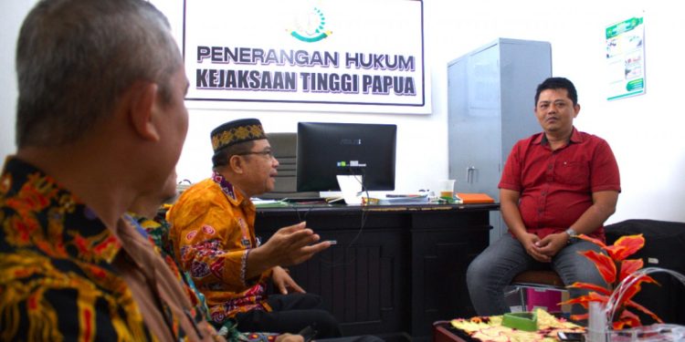 DPW LDII Provinsi Papua bersilaturahim dengan Kepala Seksi Penerangan Hukum (Kasi Penkum) Kejaksaan Tinggi (Kejati) Papua, Aguwani. Foto: LINES.