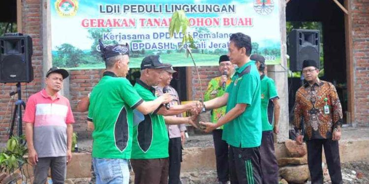 Camat Ampelgading Mulyanto mengapresiasi inisiatif LDII Pemalang, dalam rangka melaksanakan program penghijauan untuk mendukung program pemerintah. Foto: LINES.