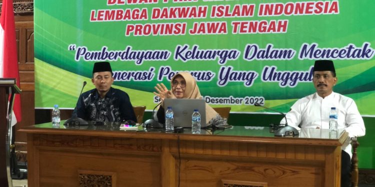DPW LDII Jawa Tengah melalui Biro Pemberdayaan Perempuan dan Kesejahteraan Keluarga (PPKK) menggelar webinar nasional bertema ‘Pemberdayaan Keluarga dalam Mencetak Generasi Penerus yang Unggul’. Foto: LINES.