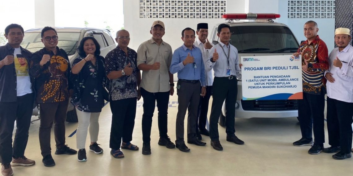 Anggota DPR RI Singgih Januratmoko memberi bantuan ambulan kepada DPD LDII Sukoharjo. Foto: LINES.