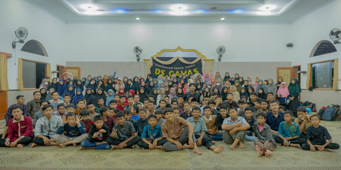 Para pemuda dan remaja LDII Cawas, Klaten berfoto bersama saat pengajian akhir tahun. Foto: Dokumentasi penulis.