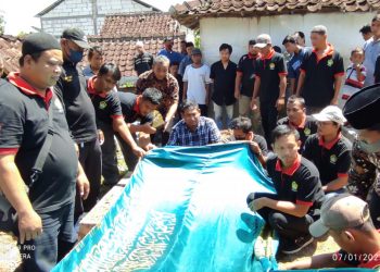Senkom Mitra Polri Bersama Satgas LDII Pedan Bantu Prosesi Pemakaman Warga yang Meninggal Dunia