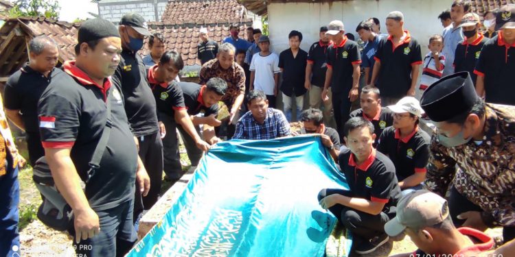Satgas LDII dan Senkom Mitra Polri membantu pemakaman warga di Pedan. Foto: LINES.