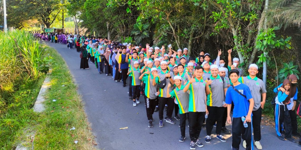 Kementerian Agama (Kemenag) Kota Kediri mengadakan Jalan Santai Kerukunan (JSK), sebagai puncak rangkaian peringatan Hari Amal Bhakti (HAB) Kemenag ke-77 tahun 2023. Foto: LINES.