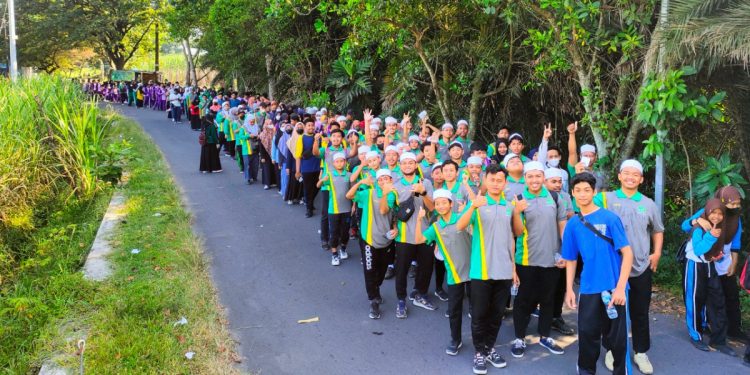 Kementerian Agama (Kemenag) Kota Kediri mengadakan Jalan Santai Kerukunan (JSK), sebagai puncak rangkaian peringatan Hari Amal Bhakti (HAB) Kemenag ke-77 tahun 2023. Foto: LINES.
