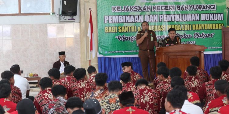 Kejaksaan Negeri (Kejari) Banyuwangi menggandeng DPD LDII Banyuwangi menyelenggarakan penerangan dan penyuluhan hukum. Foto: LINES.
