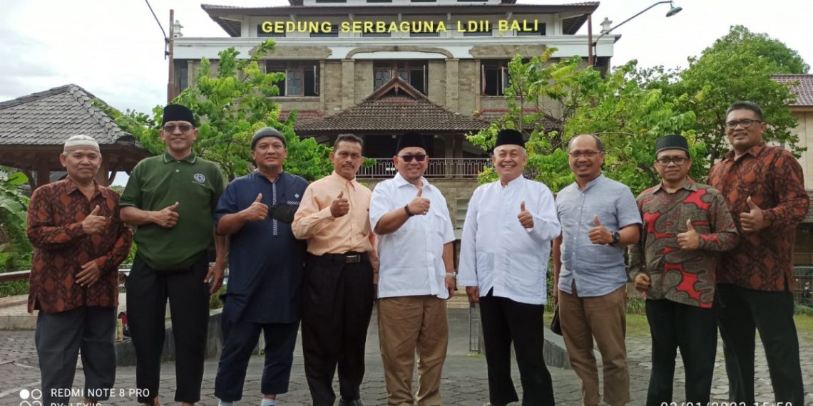 Ketua Umum Majelis Ulama Indonesia (MUI) DKI Jakarta, KH Munahar Muchtar beserta rombongan menyambangi Kantor Sekretariat DPW LDII Bali di Denpasar Barat, Senin (2/1). Foto: LINES.