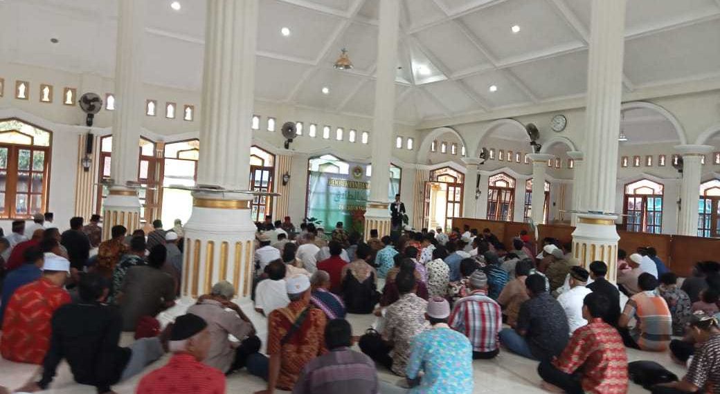 Ketua Majelis Ulama Indonesia (MUI) Kecamatan Wangon, Muhtarom Albaidowi menghadiri acara pengajian generasi muda PC LDII Kecamatan Wangon, Minggu (15/1). Foto: LINES.
