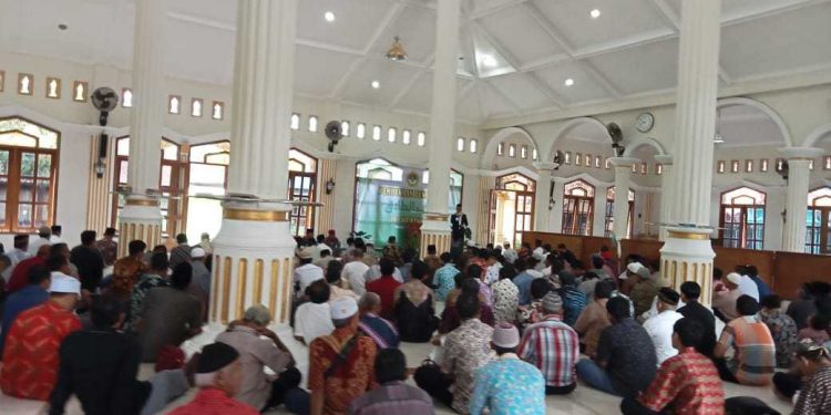 Ketua Majelis Ulama Indonesia (MUI) Kecamatan Wangon, Muhtarom Albaidowi menghadiri acara pengajian generasi muda PC LDII Kecamatan Wangon, Minggu (15/1). Foto: LINES.