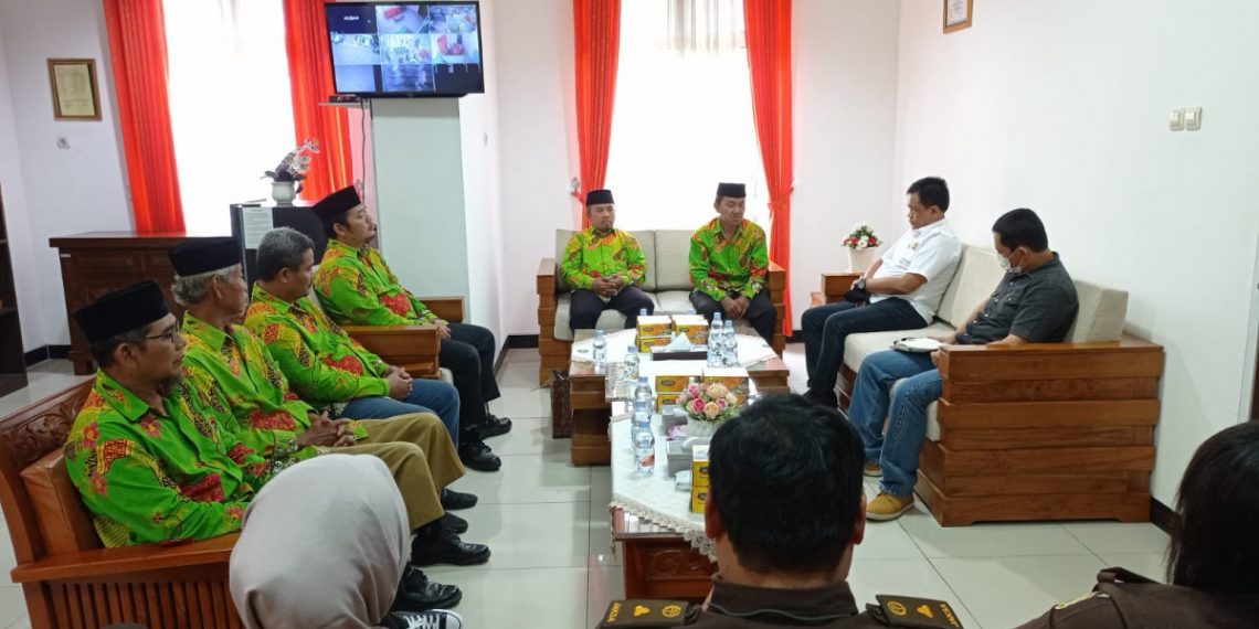 LDII Pekalongan beraudiensi dengan Kejari terkait program Jaksa Masuk Pesantren. Foto: LINES.