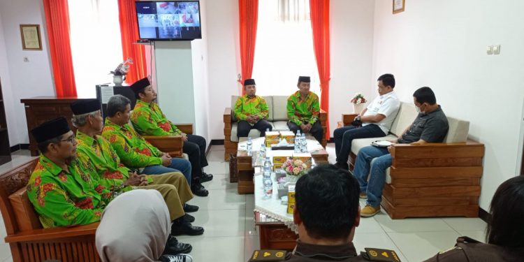 LDII Pekalongan beraudiensi dengan Kejari terkait program Jaksa Masuk Pesantren. Foto: LINES.
