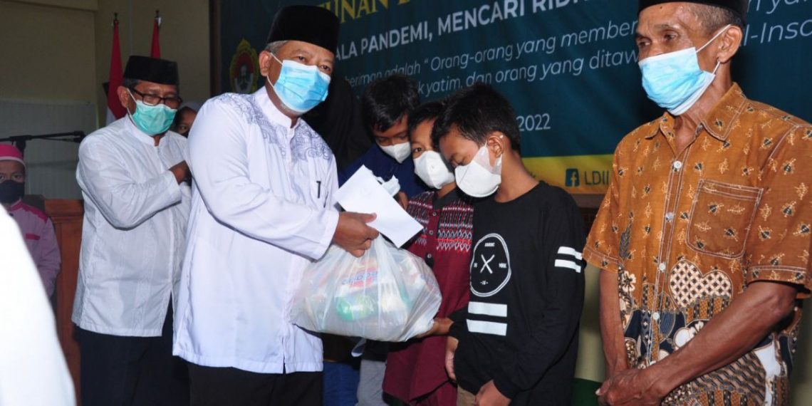Pembagian nasi kotak tersebut menjadi kegiatan rutin warga LDII di Kelurahan Randuagung, Kebomas, Gresik. Foto: LINES.