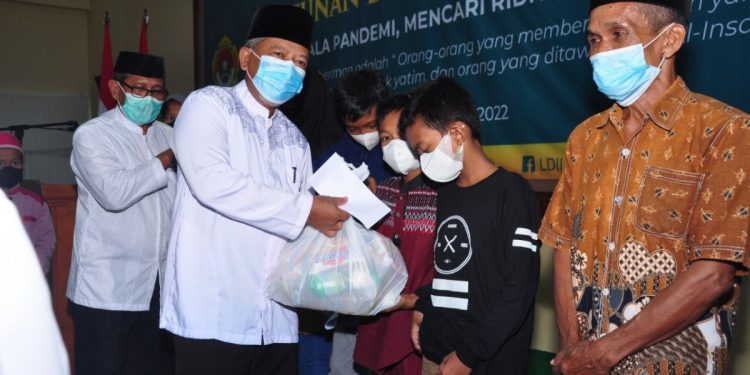 Pembagian nasi kotak tersebut menjadi kegiatan rutin warga LDII di Kelurahan Randuagung, Kebomas, Gresik. Foto: LINES.