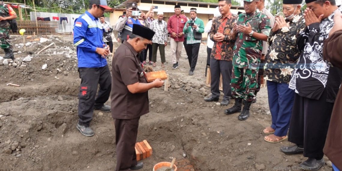 Pondok Pesantren Pondok Blawe, Kediri, Jawa Timur, menyelenggarakan peletakan batu pertama pembangunan rumah susun (Rusun) santri. Foto: LINES.