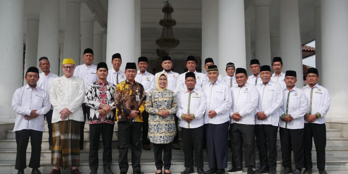 Bupati Ratu Tatu Chasanah menandatangani peresmian tiga masjid LDII Kramatwatu, Serang, Banten pada Kamis (19/1/2023). Foto: LINES.