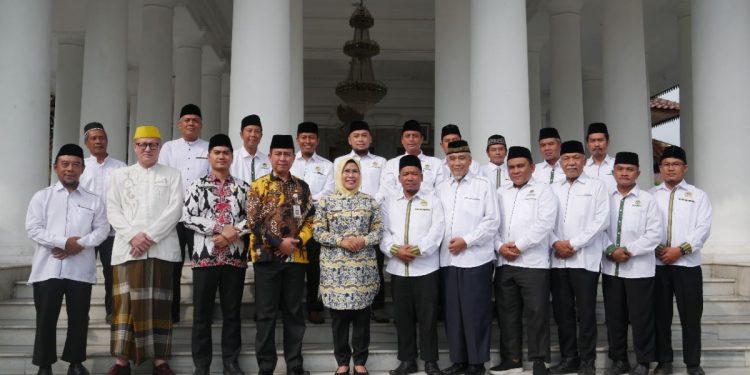 Bupati Ratu Tatu Chasanah menandatangani peresmian tiga masjid LDII Kramatwatu, Serang, Banten pada Kamis (19/1/2023). Foto: LINES.