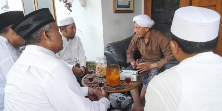 Ketua DPD LDII Kabupaten Pasuruan Sodikin bersilaturahim ke Pengasuh Pondok Pesantren Darullughah Wadda’wah (DALWA) yang diasuh Habib Segaf Baharun, Rabu (21/12). Foto: LINES.