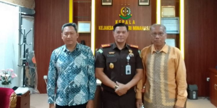 Ketua DPD LDII Kabupaten Minahasa Budi Mardiono, didamping Sekretaris Topan Hadji Ali beraudiensi dengan Kepala Kejaksaan Negeri (Kejari) Kabupaten Minahasa Diky Oktavia. Foto: LINES.