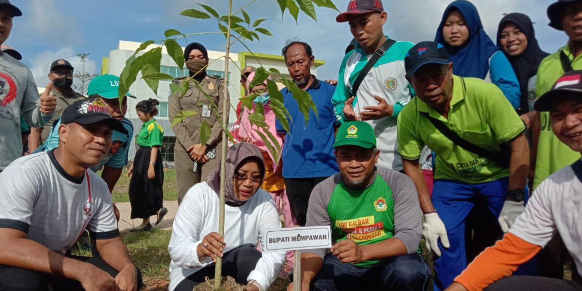 Aksi menanam pohon dan menjaga lingkungan siswa yang diapresiasi Bupati Mempawah. Foto: LINES.