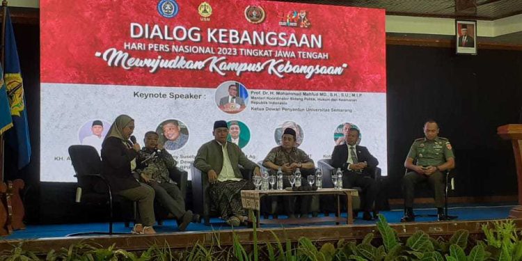 Ketua DPW LDII Jawa Tengah sekaligus Guru Besar Ilmu Sejarah Universitas Diponegoro, Singgih Tri Sulistiyono menjadi salah satu pembicara dalam dialog kebangsaan yang dihelat Universitas Semarang (USM). Foto: LINES.