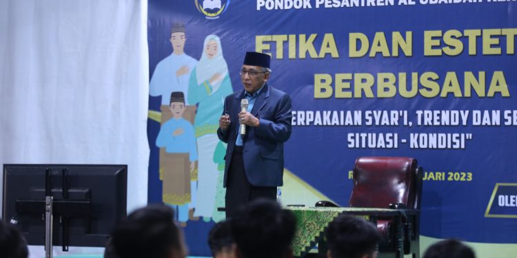 Pengasuh Pondok Pesantren (Ponpes) Al Ubaidah, Kertosono, Nganjuk, Jawa Timur, Habib Ubaidillah memberi pengarahan mengenai etika berbusana syar'i. Foto: LINES.