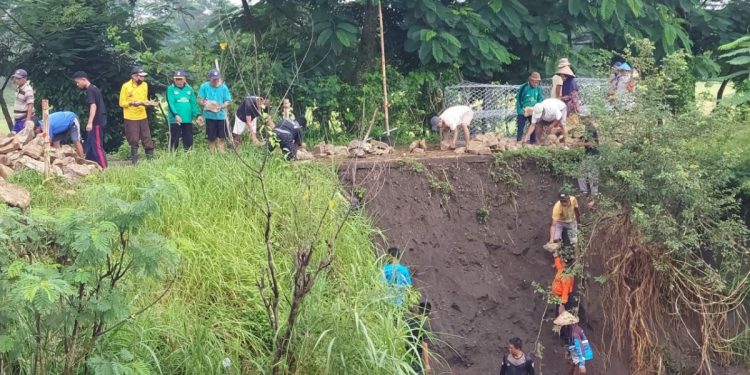 Warga, LDII, Senkom, TNI, Polri, gotong royong perbaikan tanggul jebol. Foto: LINES.
