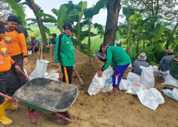 TNI-Polri, LDII, dan Senkom Wedi Gotong Royong Perbaiki Tanggul Jebol