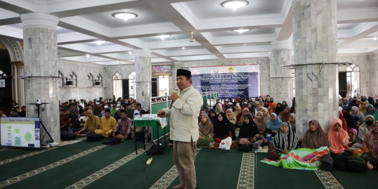 Kepala Kejaksaan Tinggi (Kajati) Riau, diwakili Asisten Intelijen (Asintel) Kejati Riau Raharjo Budi Kisnanto, memberikan penyuluhan hukum di pondok pesantren Miftahul Huda, Riau. Foto: LINES.