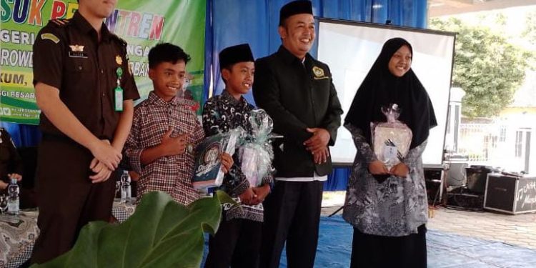 Kejari Lampung Tengah menggelar penyuluhan hukum Jaksa Masuk Pesantren di Ponpes Roudhotul Alimir, Bandar Jaya, Lampung. Foto: LINES.