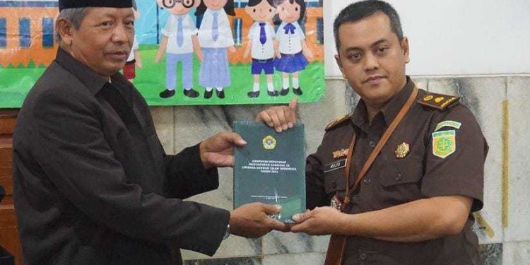 Kejaksaan Negeri (Kejari) Sragen mengadakan program “Jaksa Masuk Pesantren” di Pondok Pesantren (Ponpes) An-Nur, yang bernaung di bawah DPD LDII Sragen, pada Kamis (23/2). Foto: LINES.