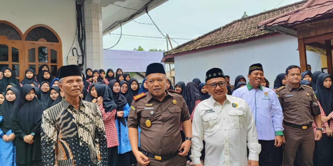 Kepala Kejaksaan Negeri (Kajari) Tulungagung, Ahmad Muclis berkunjung ke Pondok Pesantren (Ponpes) Luhur Sulaiman, Boyolangu, Tulungagung, Jawa Timur pada Rabu (15/2). Foto: LINES.