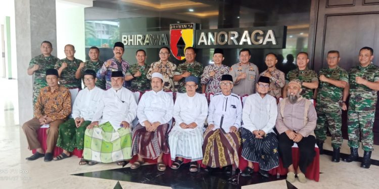 Bupati Pamekasan Badrut Taman berserta Forum Komunikasi Pimpinan Daerah (Forkompimda), Majelis Ulama Indonesia (MUI) dan pimpinan ormas Islam termasuk LDII, berkunjung ke Kodam V Brawijaya di Surabaya. Foto: LINES.