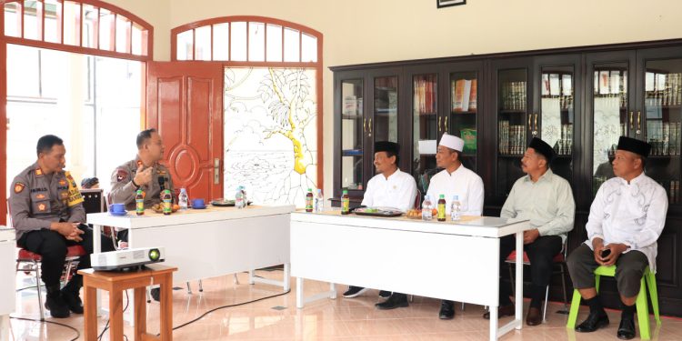 Kepala Kepolisian Resor (Kapolres) Blitar, Ajun Komisaris Besar Polisi (AKBP) Anhar Arlia Rangkuti mengunjungi Pondok Pesantren (Ponpes) Dahlan Iksan, Blitar. Foto: LINES.