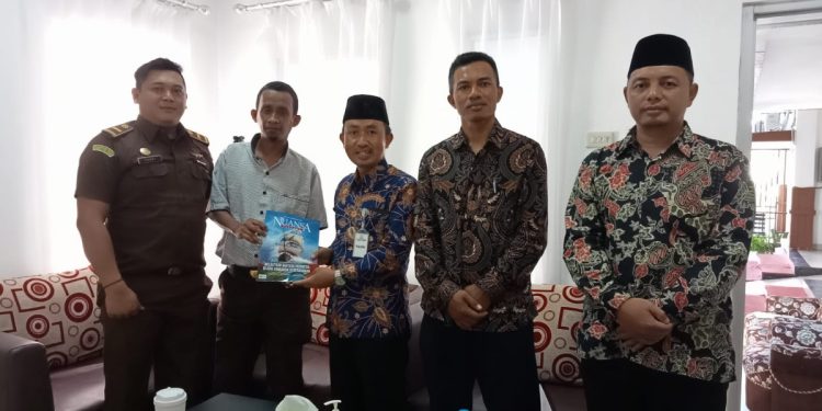 Pengurus Harian DPD LDII Kabupaten Bangka Tengah memenuhi undangan dari Kejaksaan Negeri (Kejari) Bangka Tengah, pada Senin (6/2) untuk koordinasi kelembagaan. Foto: LINES.