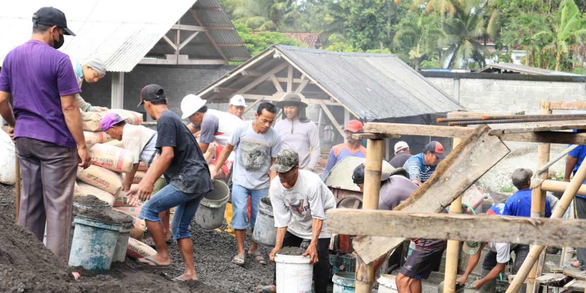 Warga PAC LDII Desa Sukosewu dan santri Ponpes Dahlan Ikhsan ikut serta dalam pengecoran Masjid Jami’ Baitul Mun’in, di Desa Sukosewu, Blitar, Jawa Timur. Foto: LINES.
