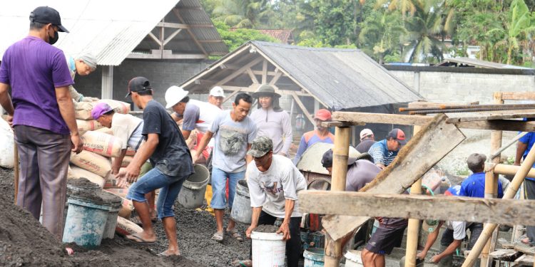 Warga PAC LDII Desa Sukosewu dan santri Ponpes Dahlan Ikhsan ikut serta dalam pengecoran Masjid Jami’ Baitul Mun’in, di Desa Sukosewu, Blitar, Jawa Timur. Foto: LINES.