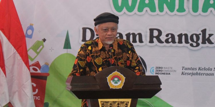Ketua DPP LDII Sudarsono yang membuka kegiatan pengelolaan sampah di Ngawi menjelaskan, LDII pada tahun 2008 sudah berkontribusi aktif dalam bidang lingkungan. Foto: LINES.