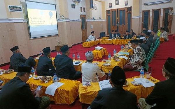 Ketua Umum Majelis Ulama Indonesia (Ketum MUI) Kecamatan Sukolilo Kota Surabaya, KH Moh. Mukhrojin mengatakan penting vaksin Tasamuh diinjeksikan kepada pengurus ormas Islam. Foto: LINES.