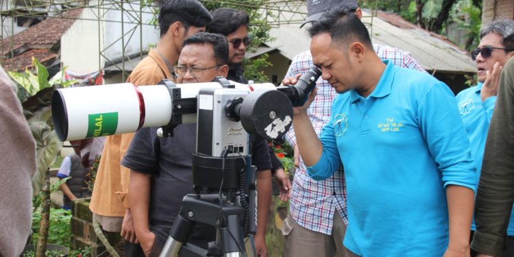 Kegiatan hisab rukiyat. Foto: LINES